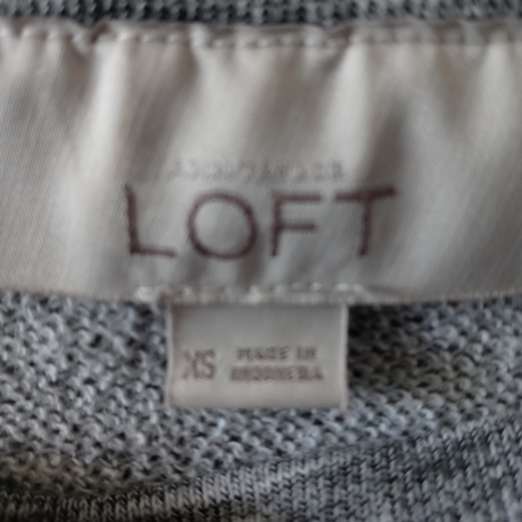 Ann Taylor LOFT Gray Jeweled Neckline  Embellished Short Sleeves Top - Picture 4 of 10